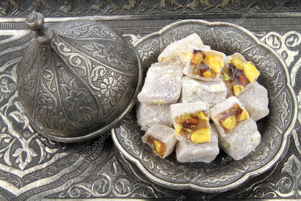 باسلوق پسته‌ای؛ شیرینی سنتی خوشمزه برای عید نوروز!
