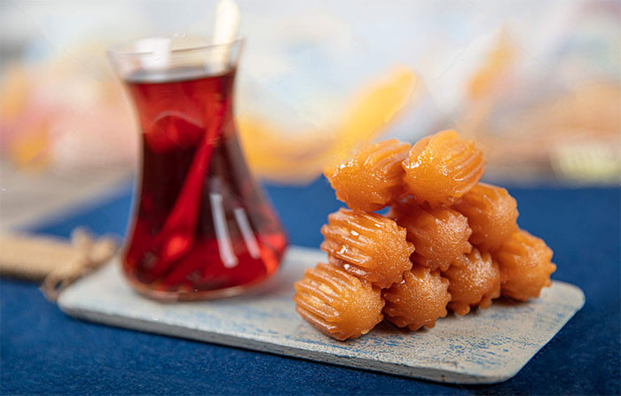 بامیه خانگی؛ شیرینی ترد و خوشمزه‌ی سفره‌های افطار!