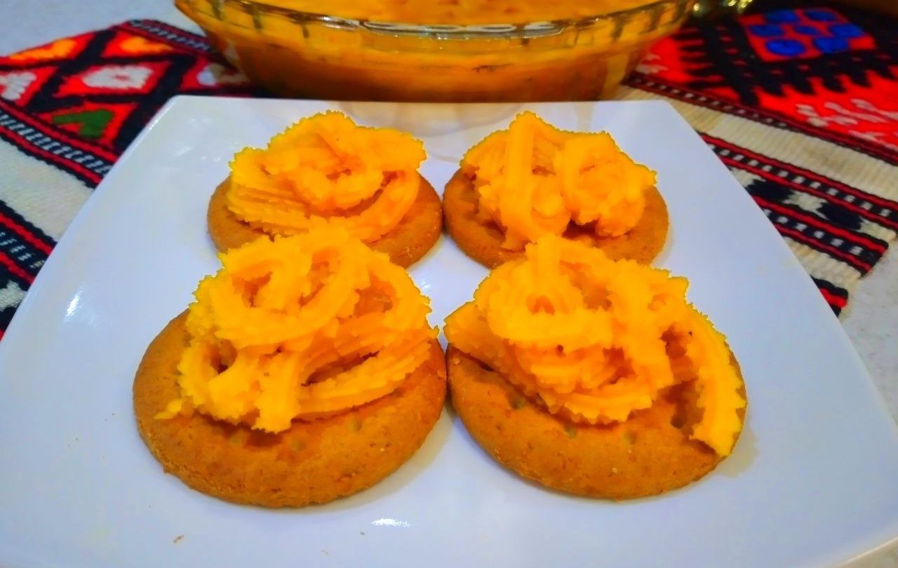 سرو حلوا روی بیسکوییت