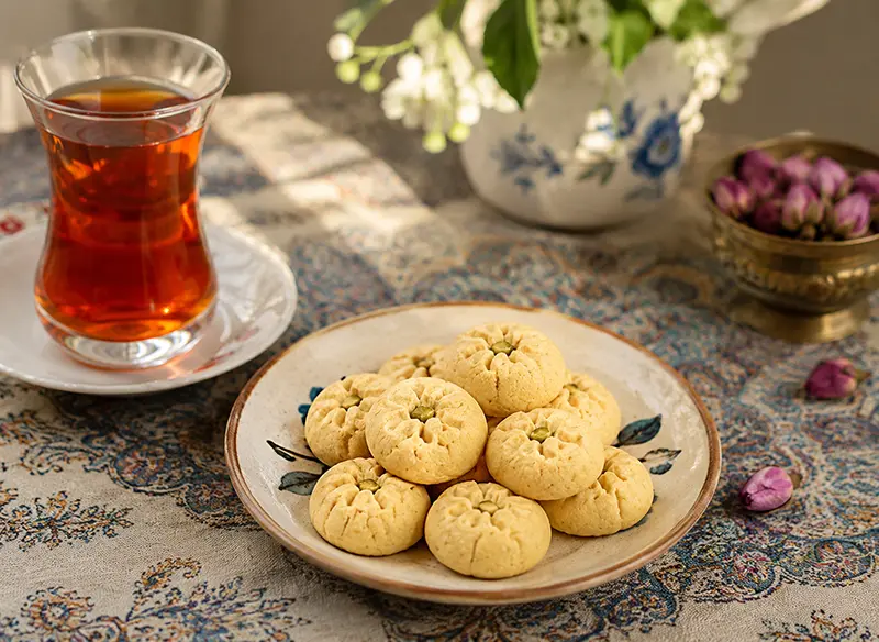 شیرینی نخودچی داخل یک بشقاب کوچک