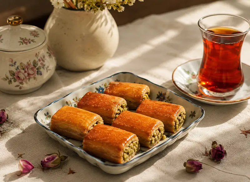 شیرینی نازک پسته داخل یک دیس پذیرایی سرامیکی